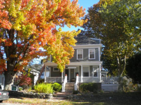 Гостиница Fleetwood House Bed and Breakfast  Портленд